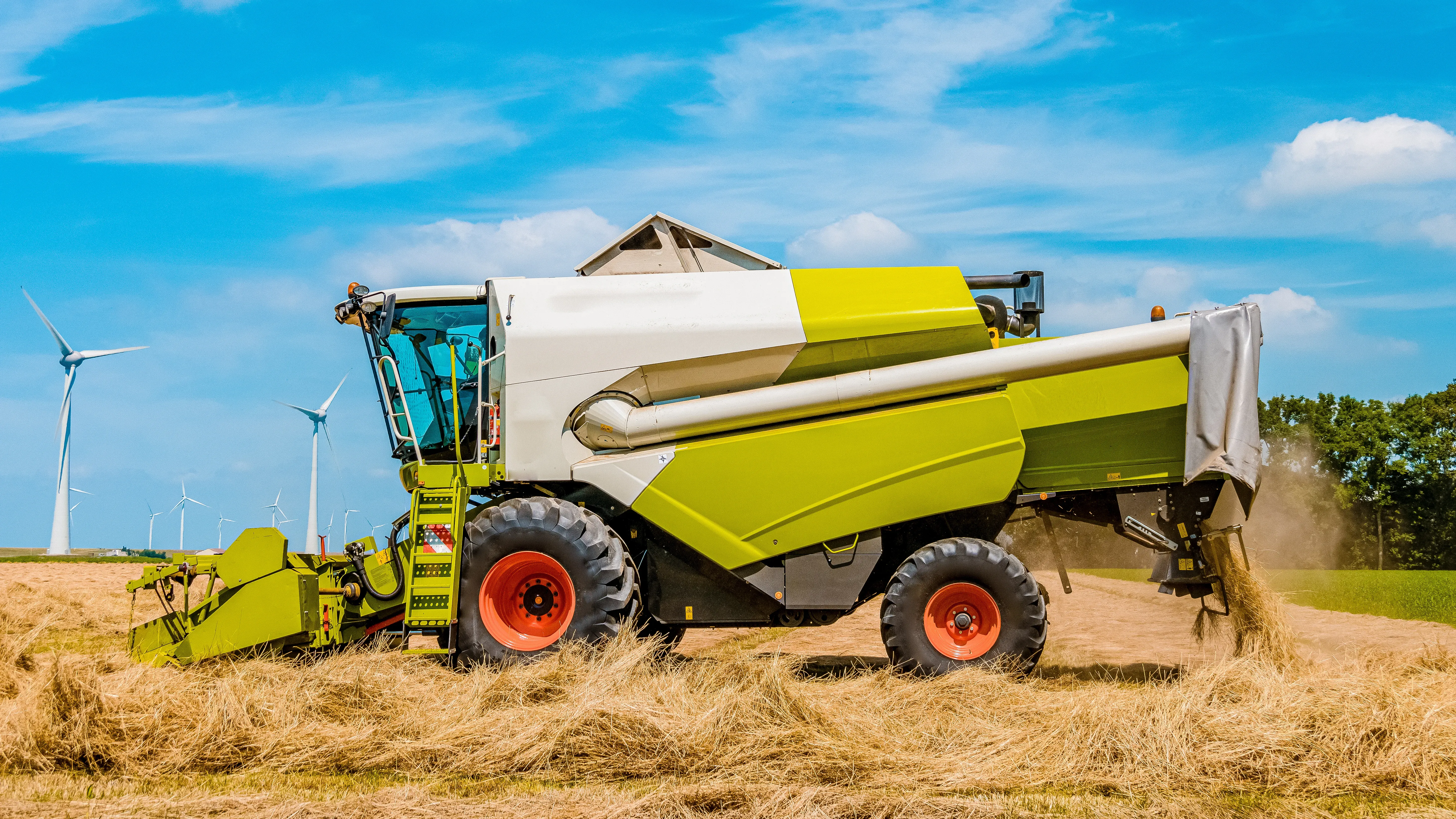 Kabelkonfektion für Agrartechnik, ein Mähdräscher fährt über ein Feld.