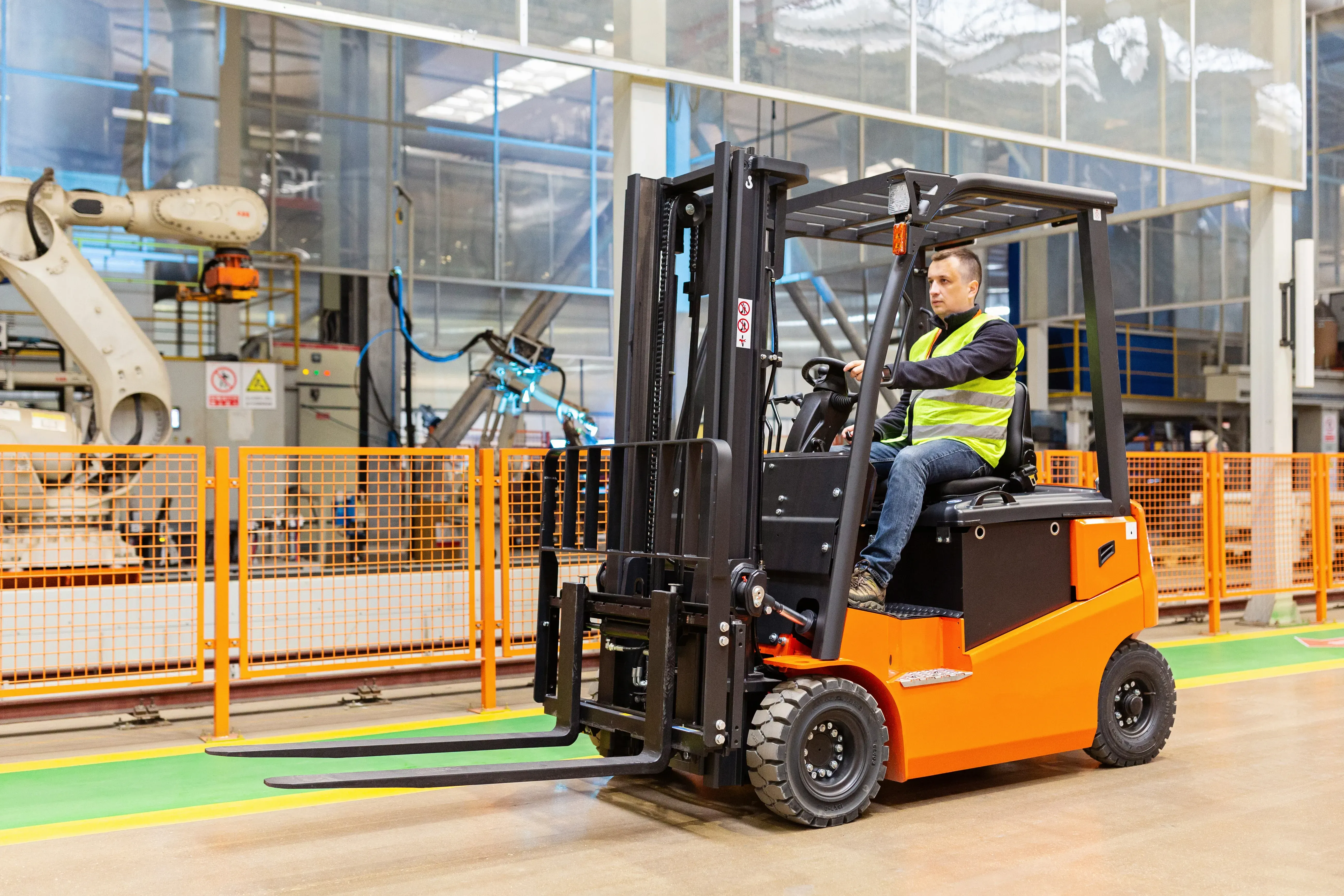 Schalterkonfektion für Flurförderzeuge. Ein Gabelstapler transportiert Material in industrieller Fertigung