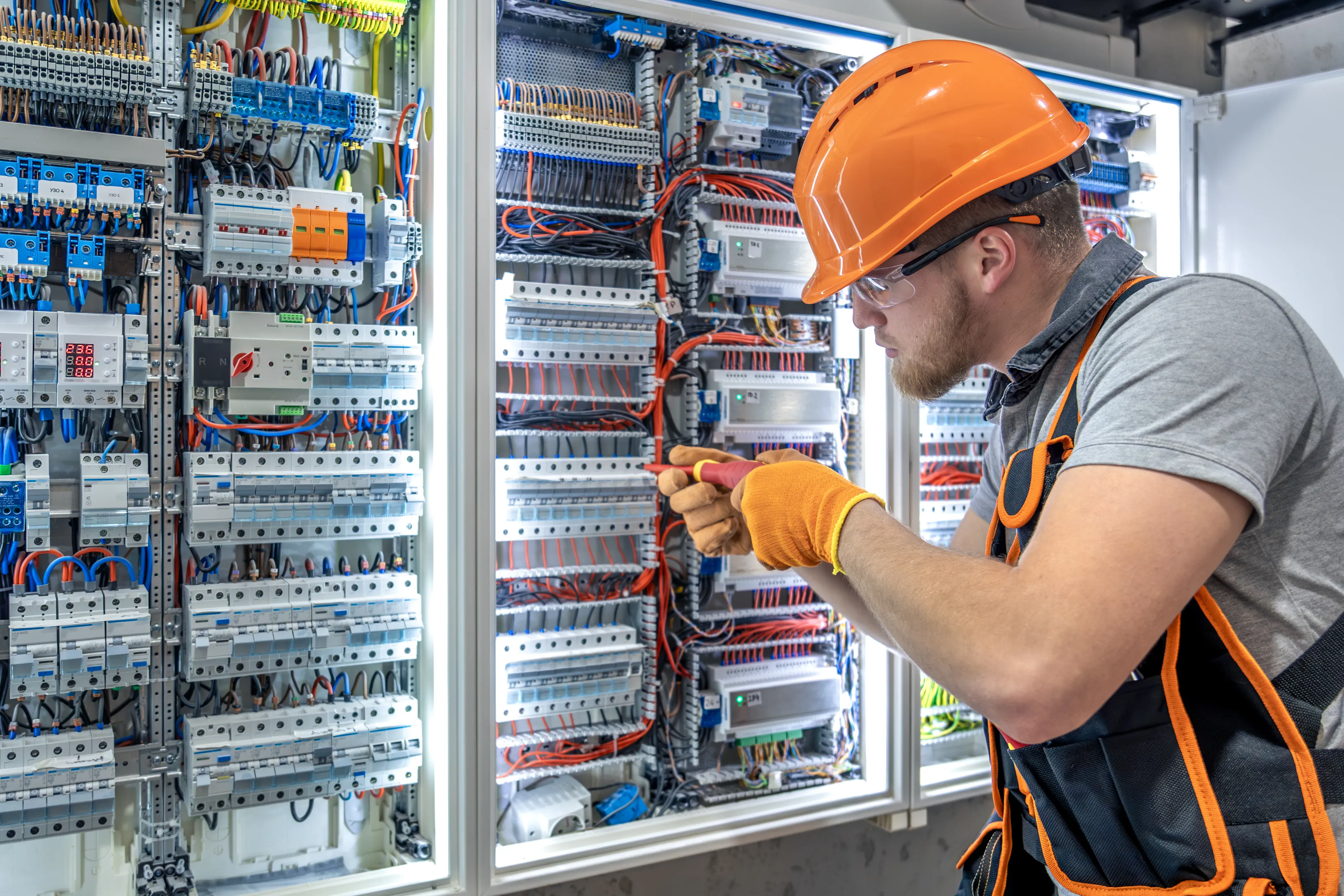 Kabelkonfektion für Gebäudeautomation, ein Handwerker arbeitet an der Gebäudetechnik