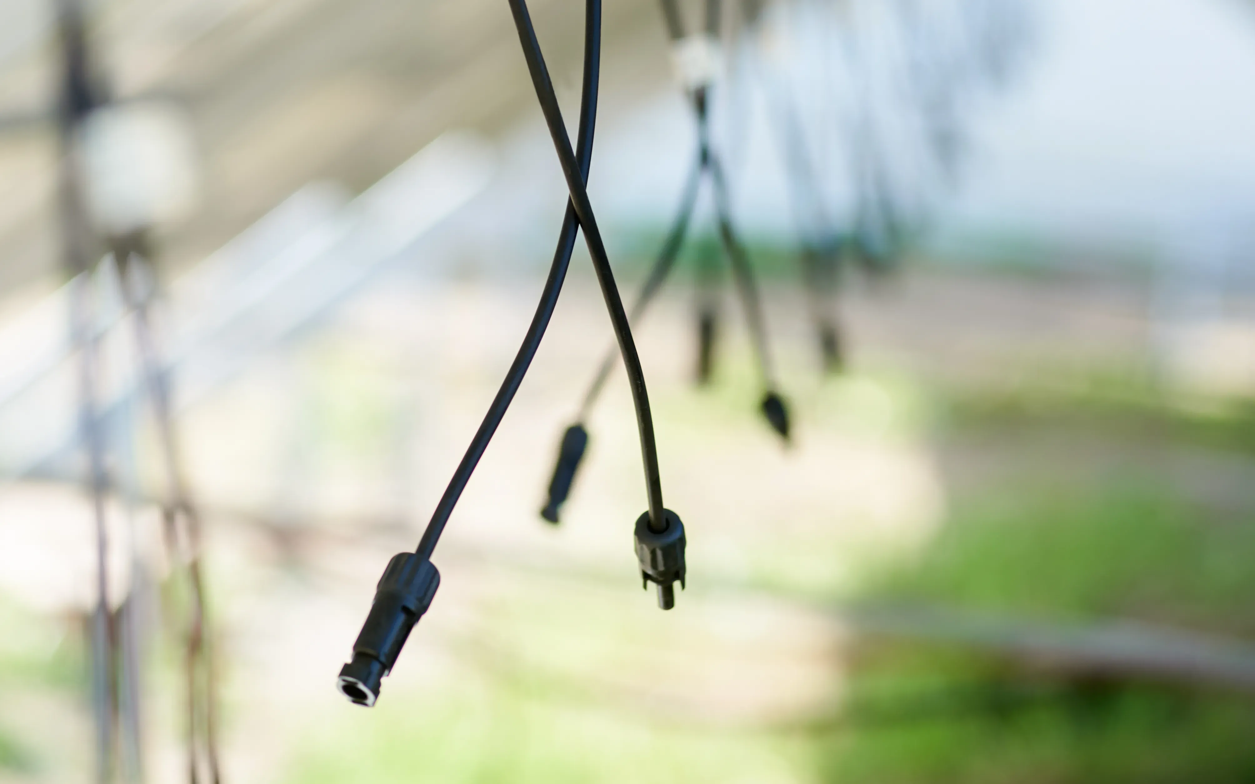 Kabelkonfektion für erneuerbare Energie, Kabel hängen lose von einer Solaranlage