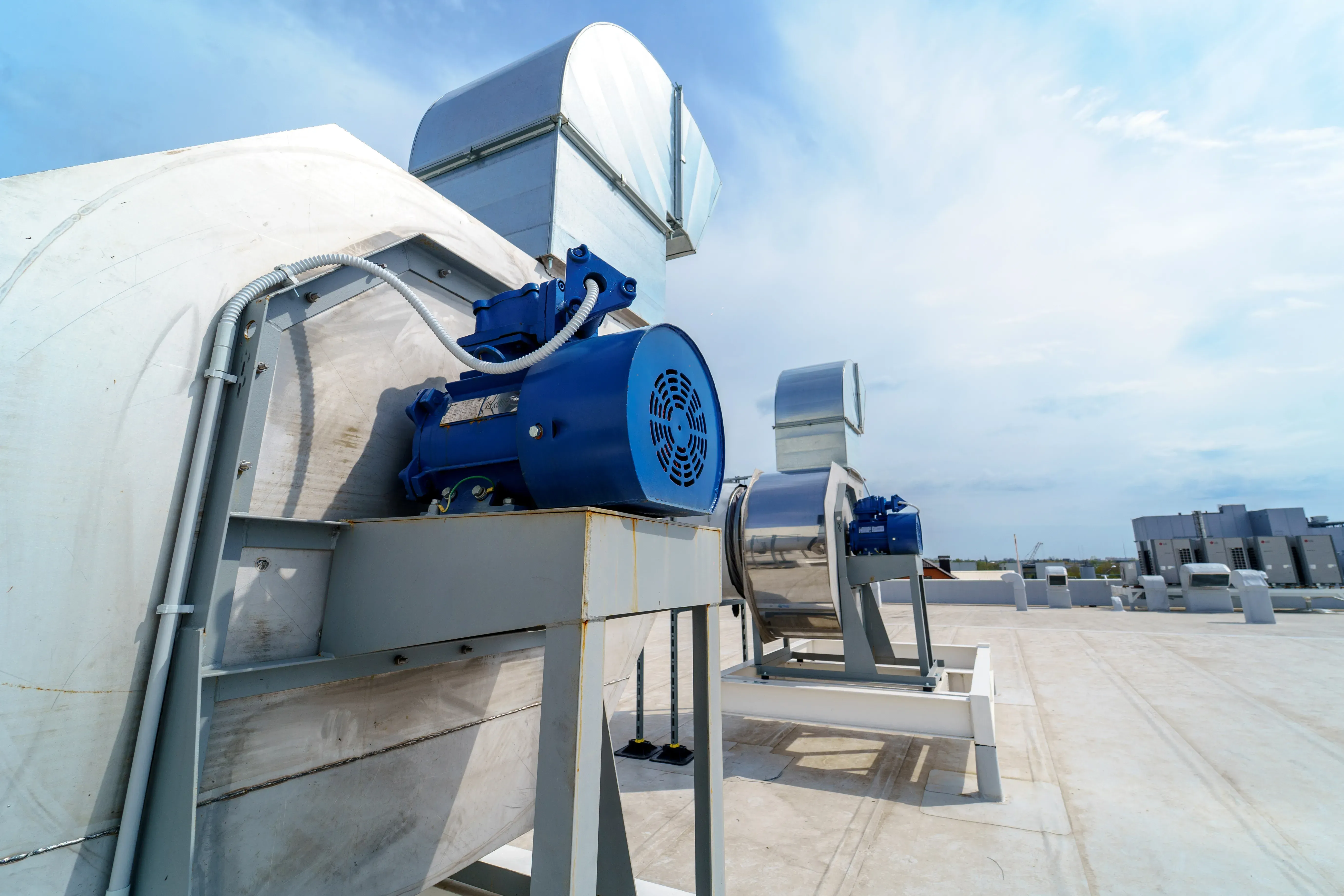 Solartechnik für Heizung, Lüftung und Klimatisierung, große Wärmepumpen stehen im Außenbereich.