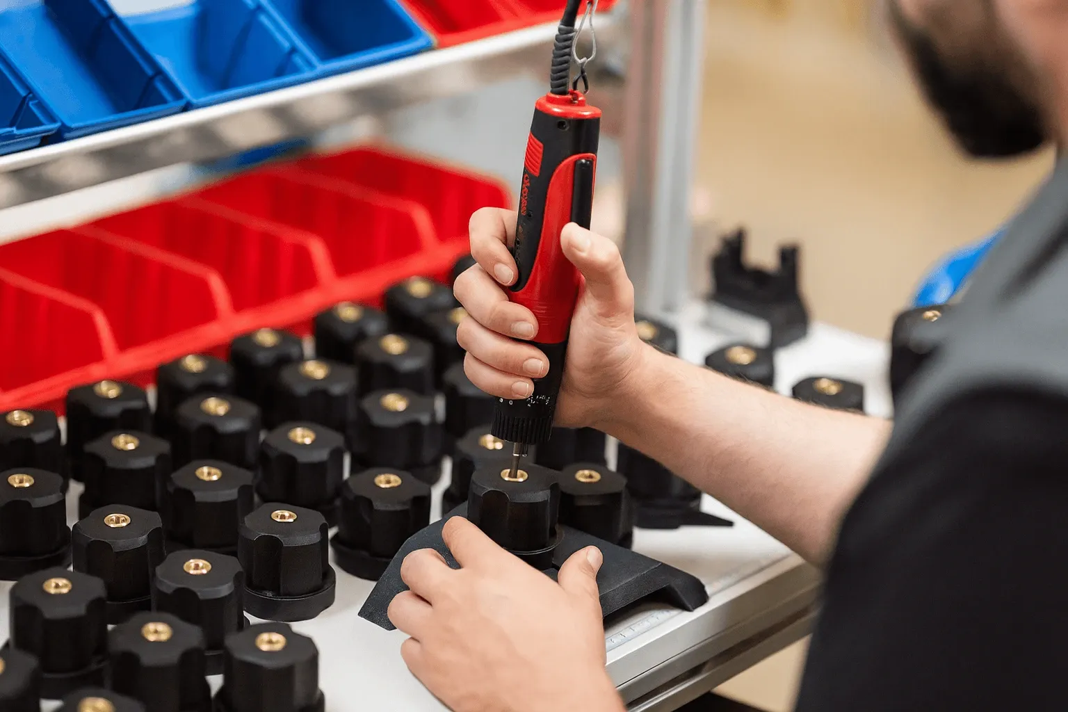Mitarbeiter von SICATRON bei der Baugruppenmontage
