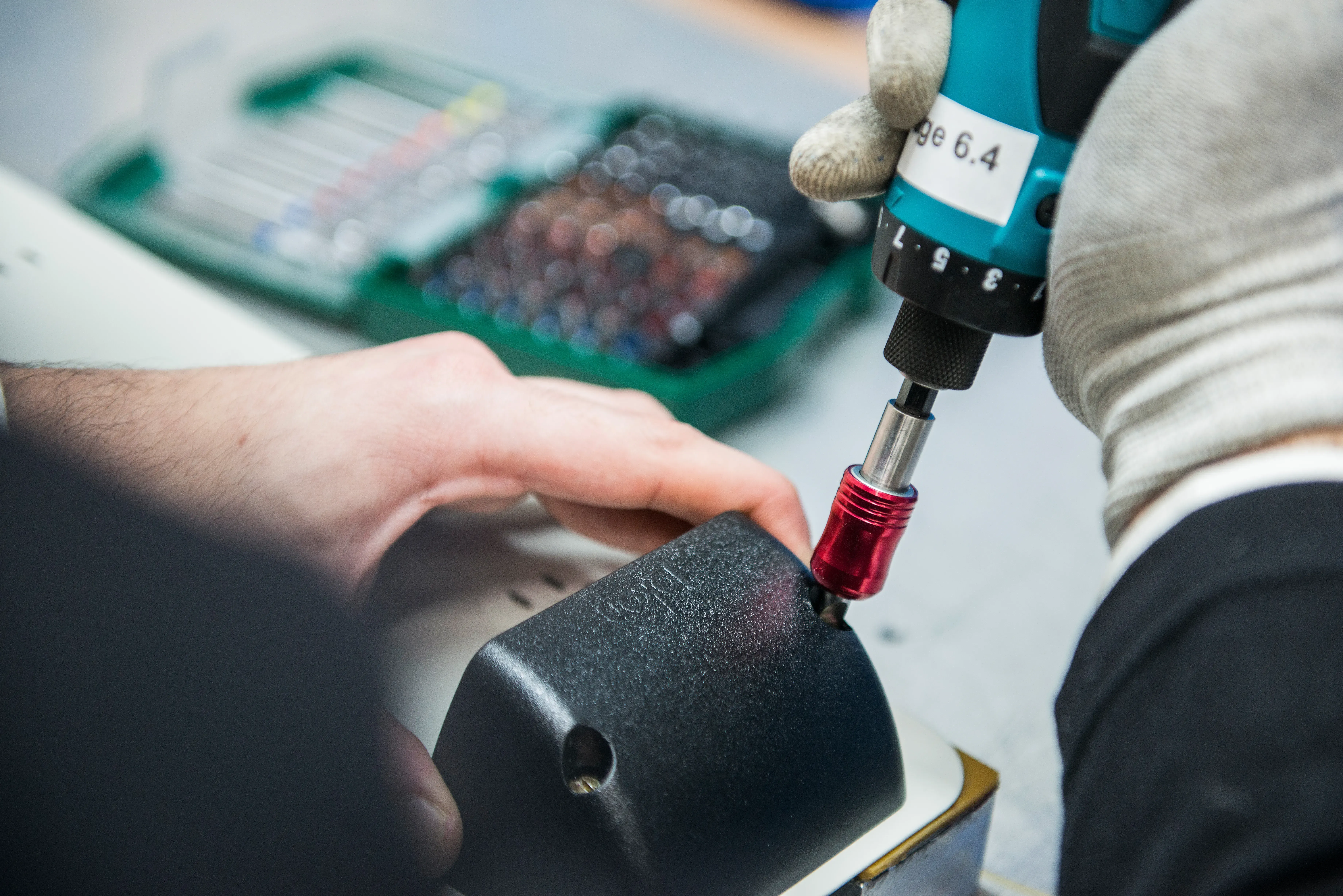 Techniker verschraubt Gehäuse eines Prototypen für die Logistik-Entwicklung – präzise Montage mit drehmomentgeregeltem Makita-Akkuschrauber