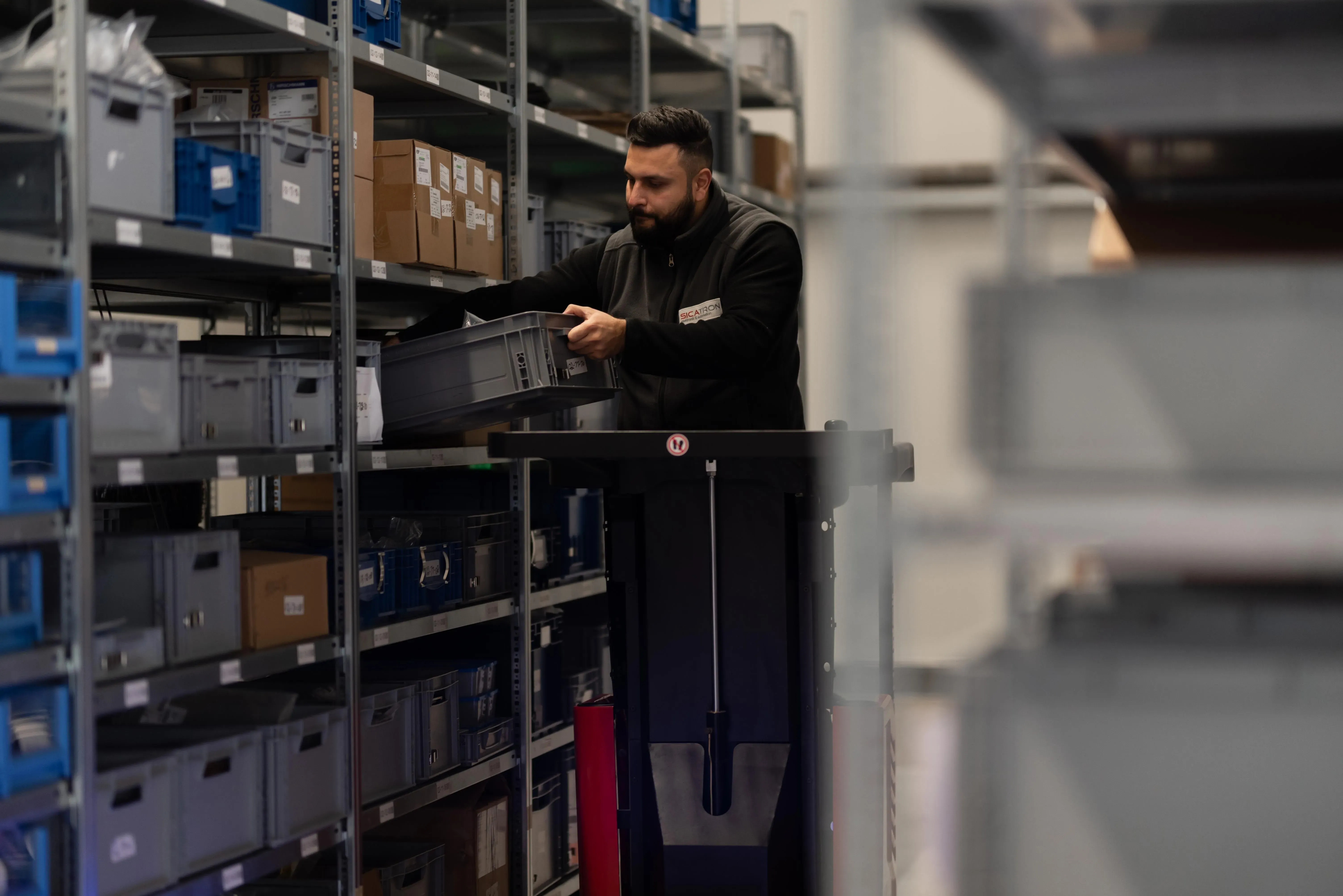 Mitarbeiter der Firma SICATRON im Lager 