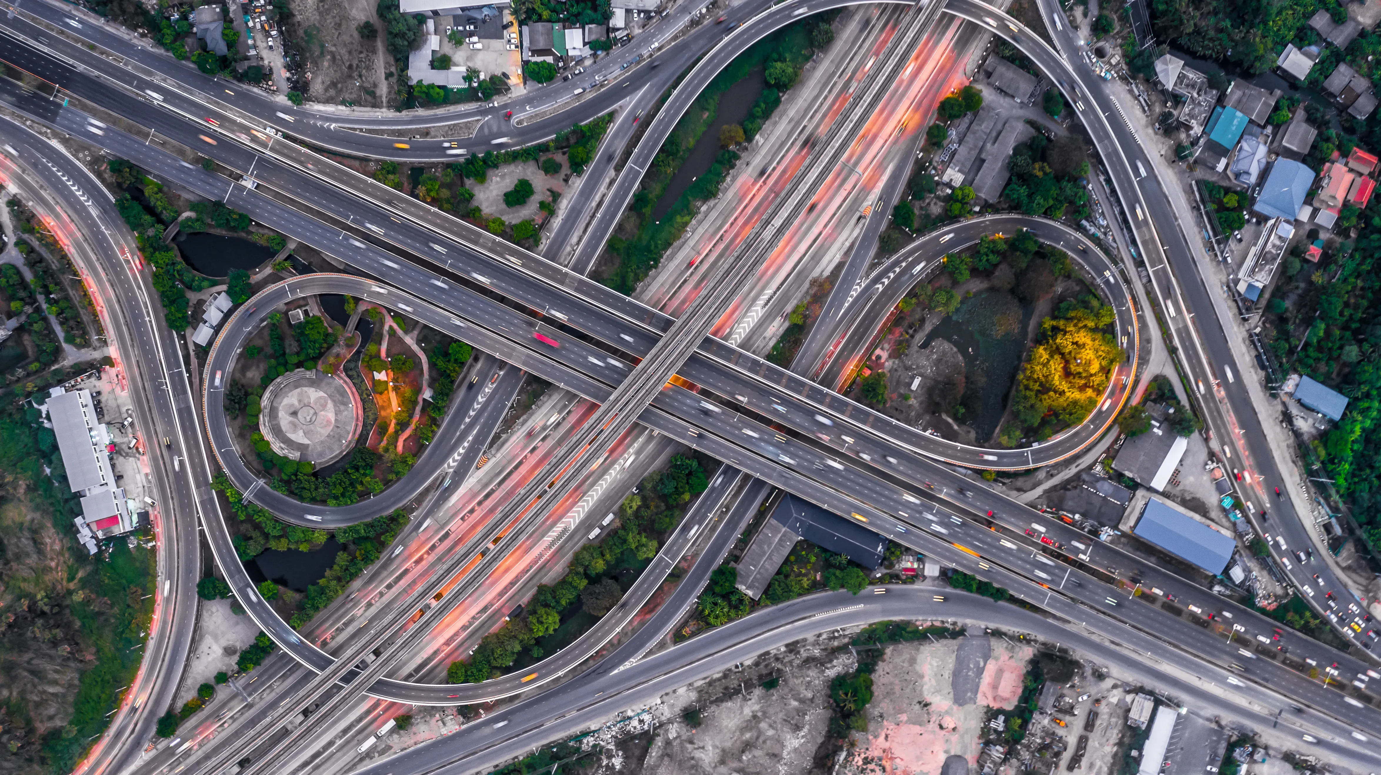 Kabelkonfektion für Verkehrstechnik, große Straßen aus der Vogelperspektive fotografiert.